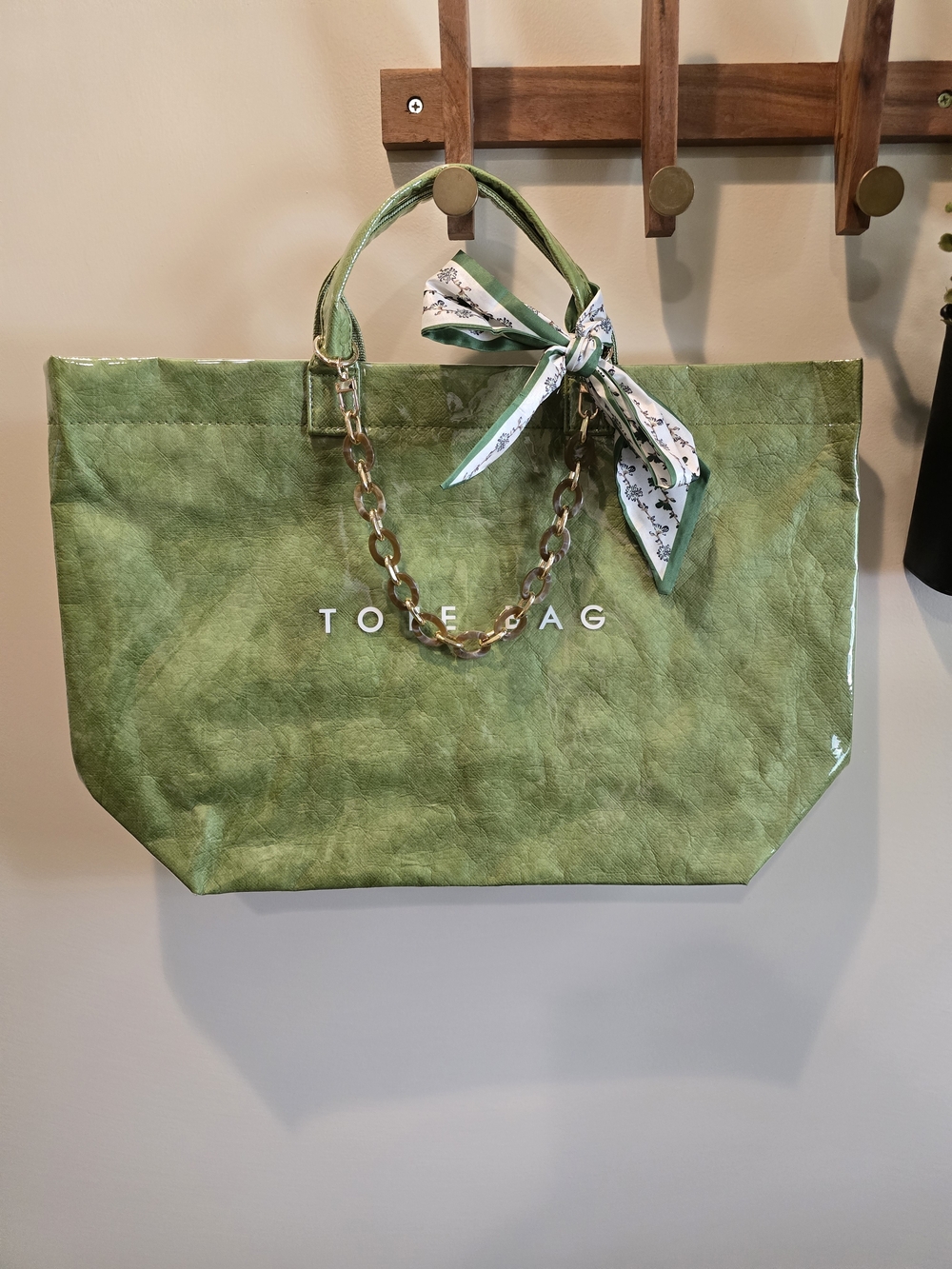 🔥 Green Patent Tote with Chain And Scarf.